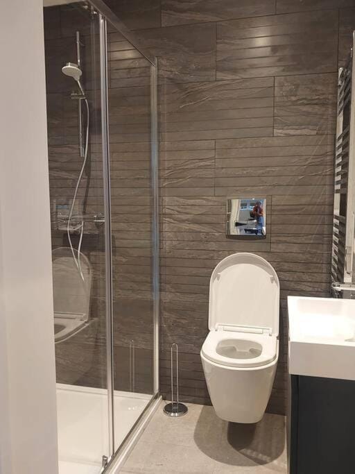 Turing Lodge, near Hampton Court Apartment in London Borough of Richmond upon Thames