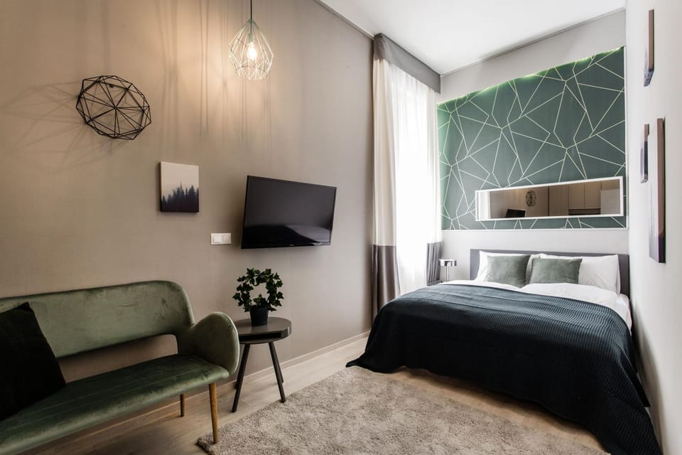 Bed, TV and multimedia, Bedroom