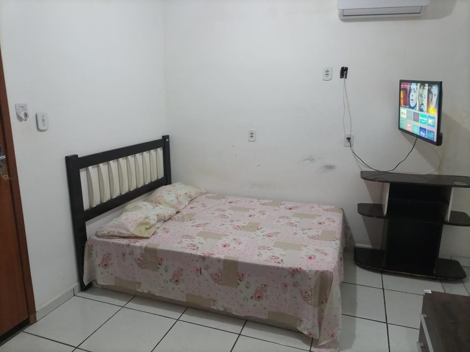 Bed, TV and multimedia, Photo of the whole room, air conditioner