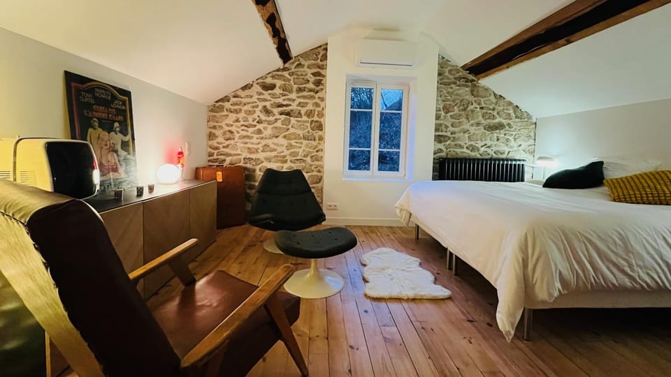 Bed, TV and multimedia, Photo of the whole room, Seating area, Bedroom, air conditioner