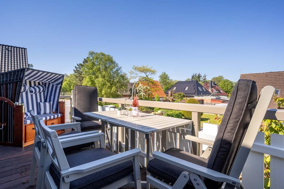 Patio, Day, View (from property/room), Balcony/Terrace, Living room, Seating area, Dining area
