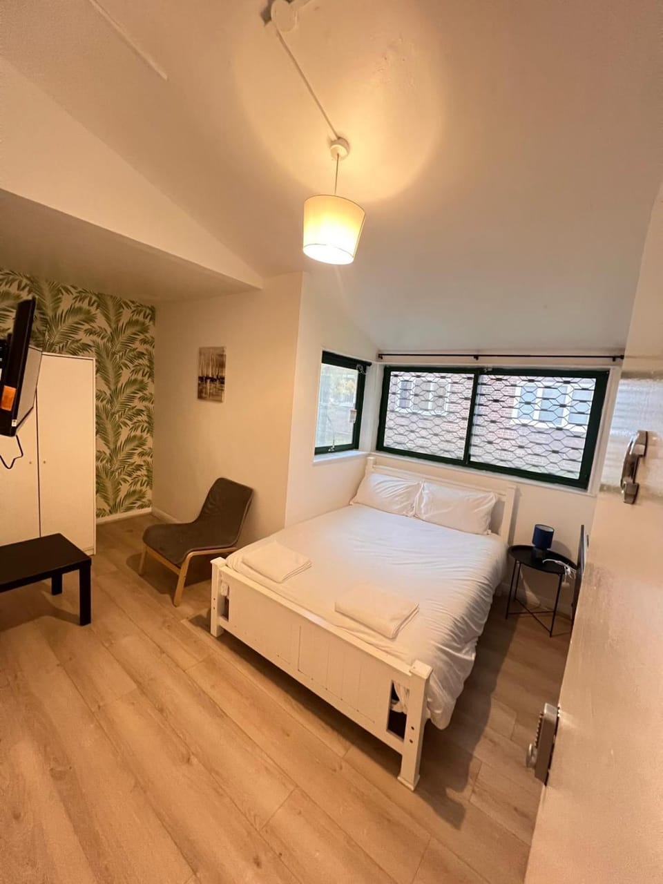 Bed, TV and multimedia, Bedroom, hair dresser
