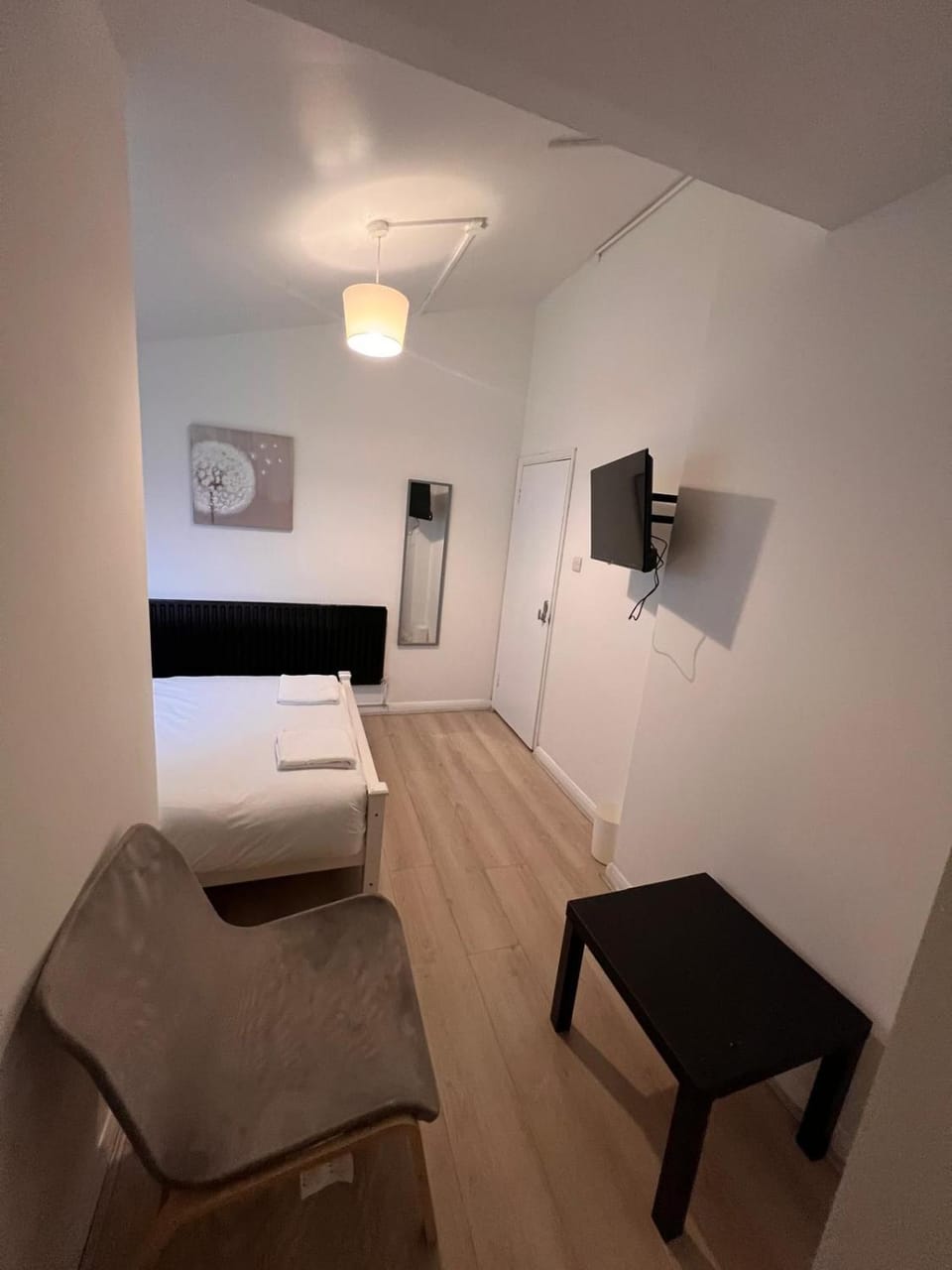 Bed, TV and multimedia, Bedroom, hair dresser