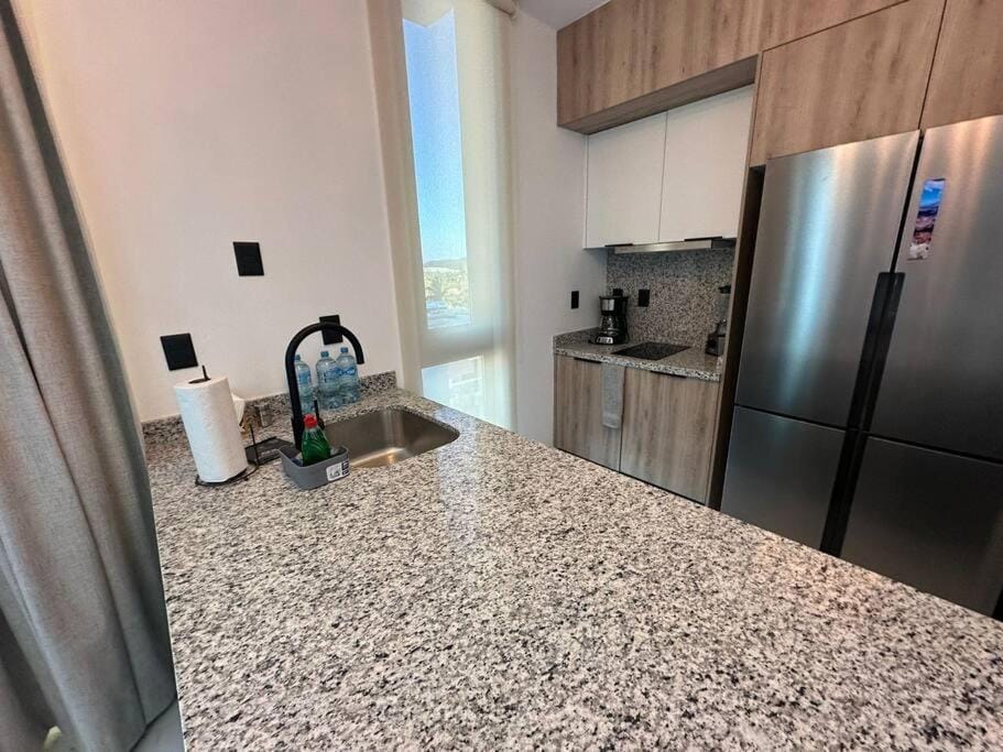 Kitchen or kitchenette, minibar, stove