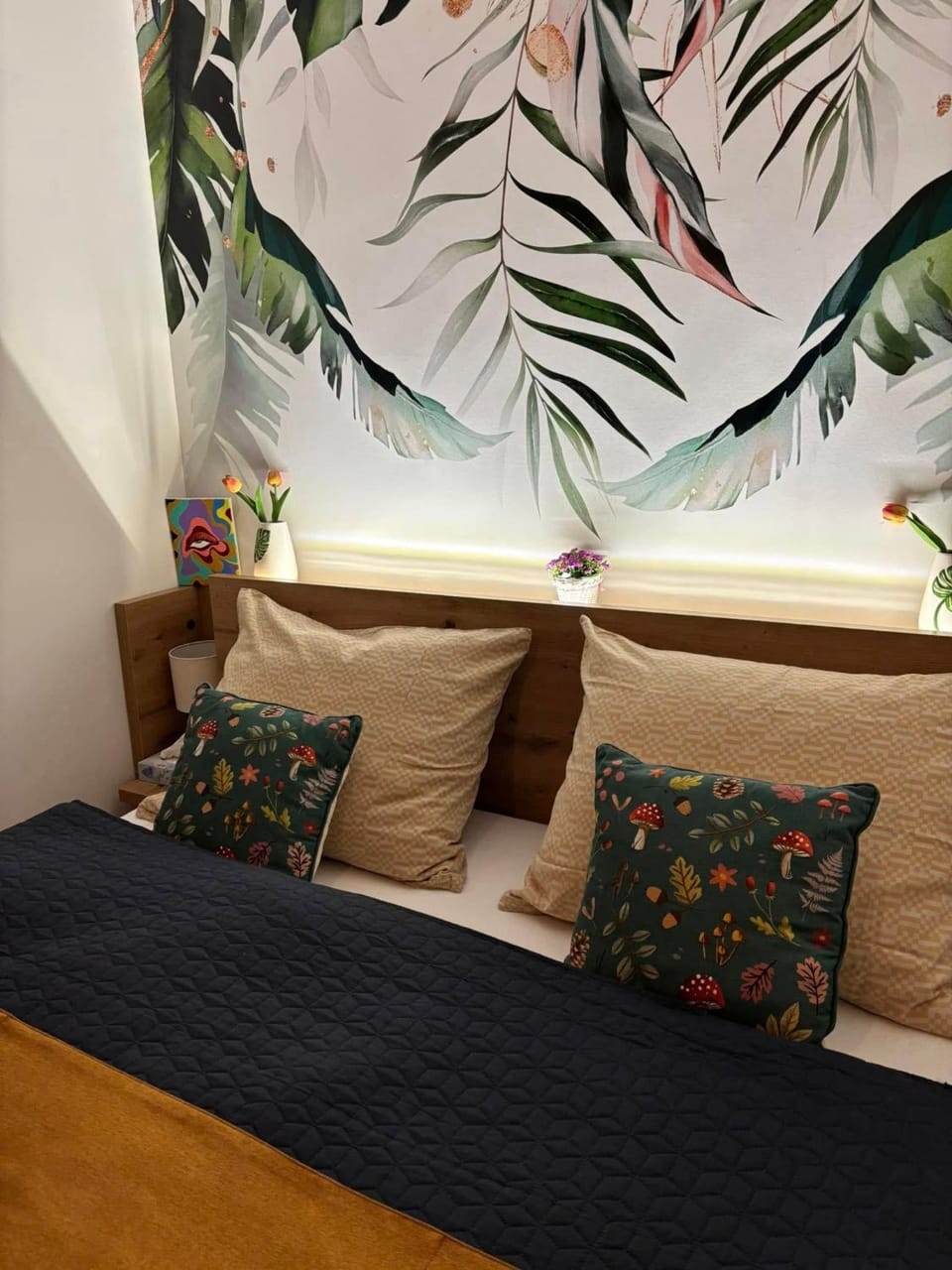 Bed, Photo of the whole room, Decorative detail, Bedroom