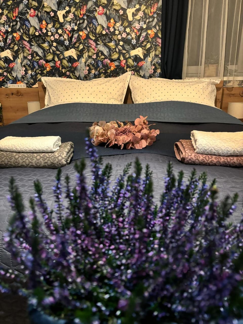 Bed, Photo of the whole room, Decorative detail, Bedroom
