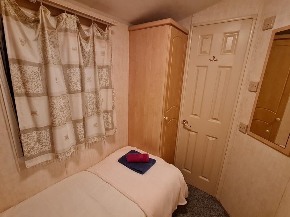 Bedroom, towels, wardrobe