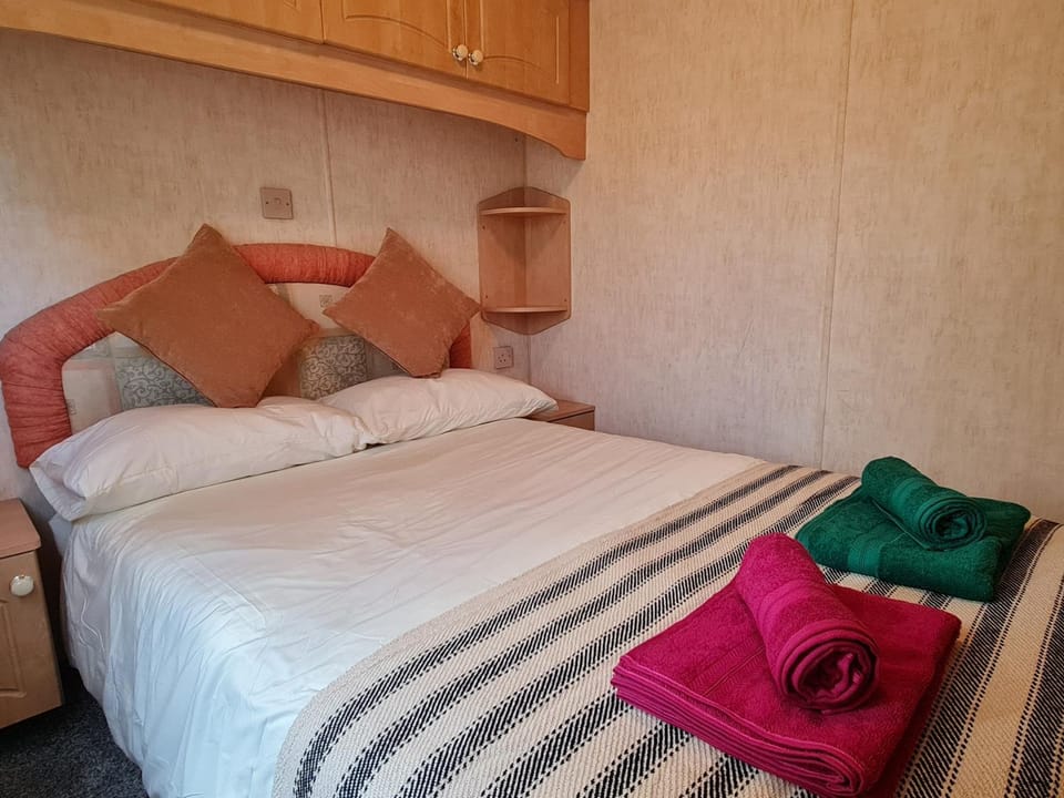 Bed, Bedroom, towels