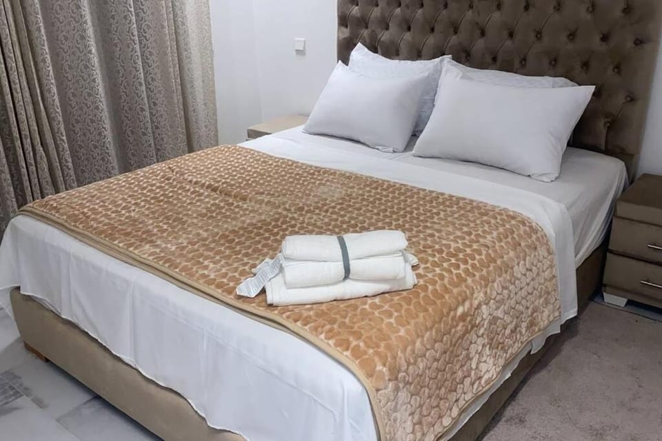 Bed, Bedroom, towels