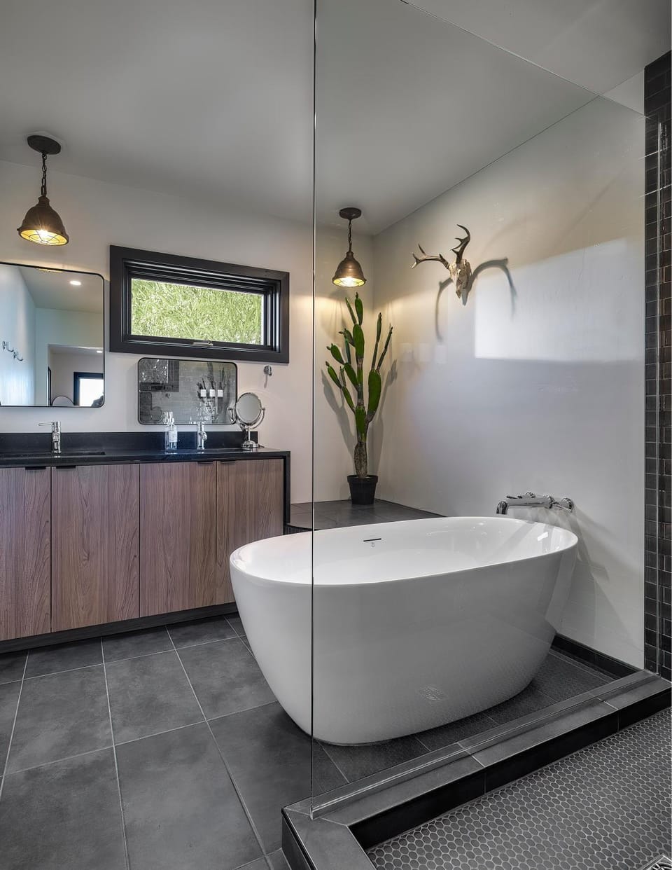 Tu'nlii House Creekfront for 9 Hot Tub, Fire Pit, Secret Door House in Cornville