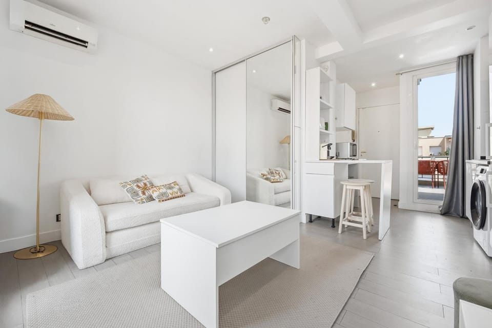Living room, Photo of the whole room, air conditioner