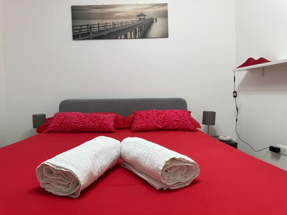 Bed, Bedroom, towels