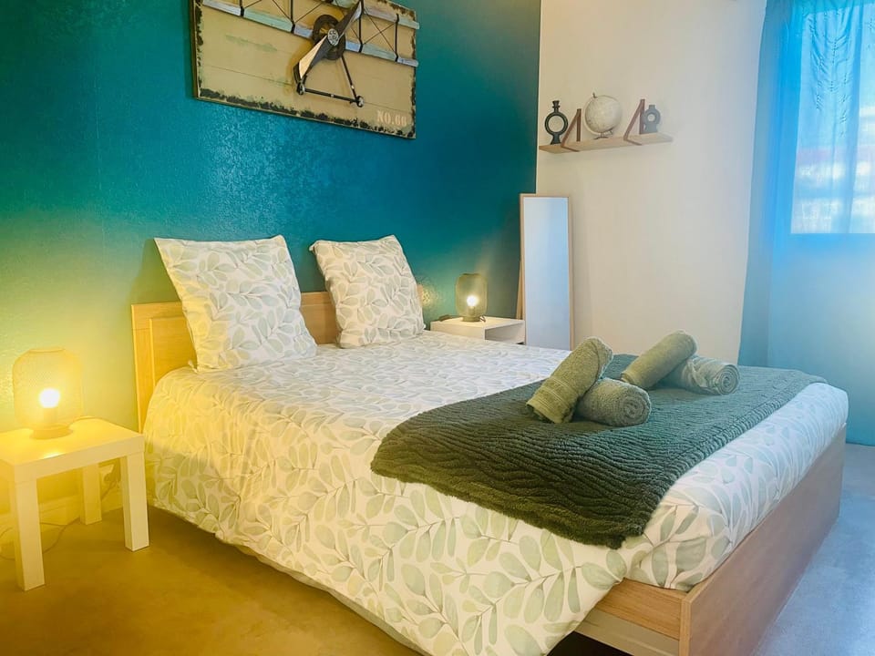 Toilet, Bed, Coffee/tea facilities, Bedroom, washing machine
