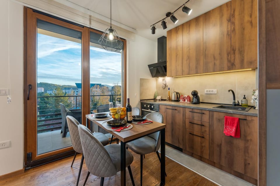 Dining area, Mountain view, kitchen