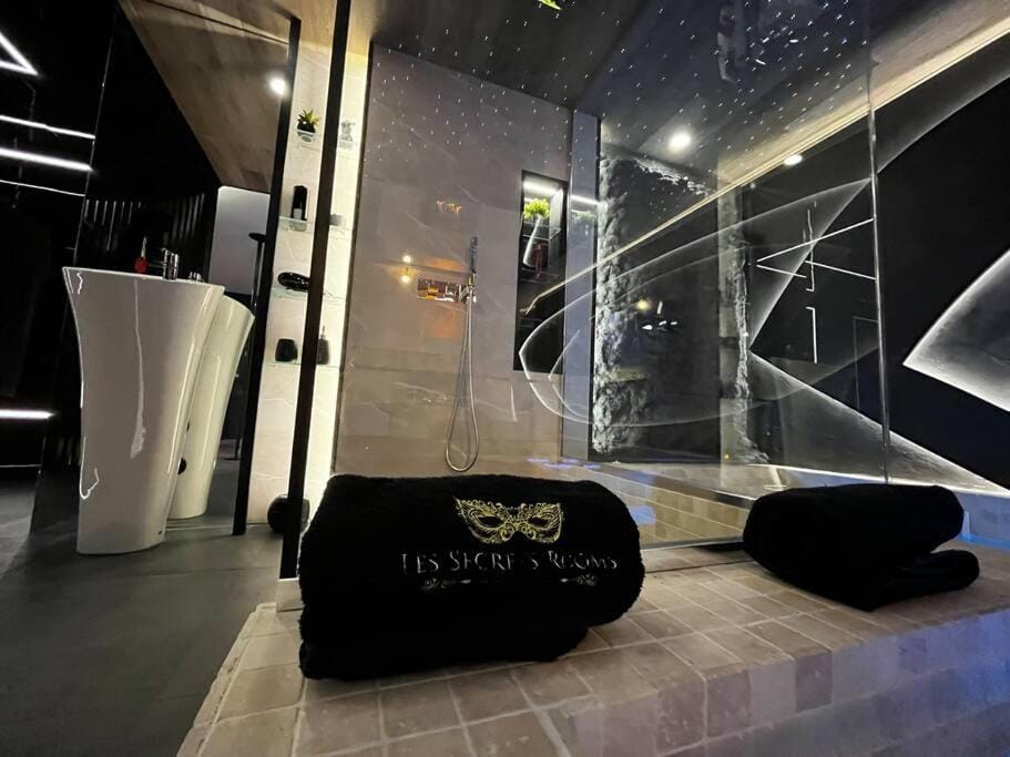 Les Secrets Rooms/Love Room Apartment in Occitanie