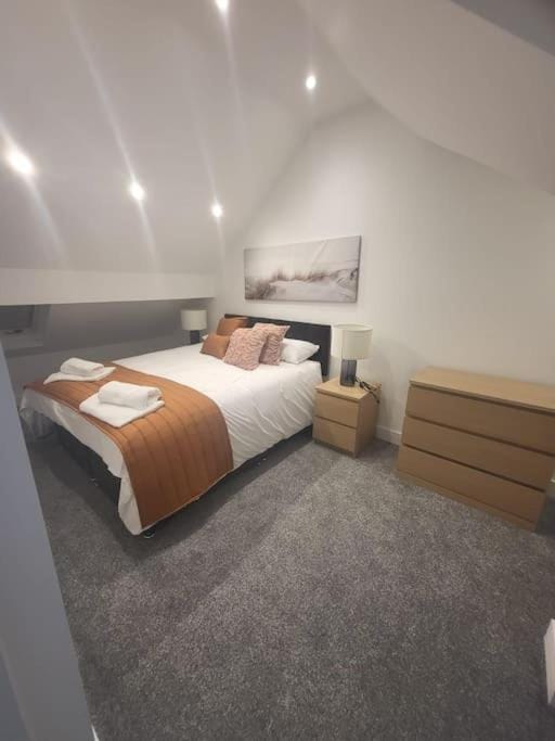 New 4 bedrm house! Parking. 10min to City / Etihad House in Manchester