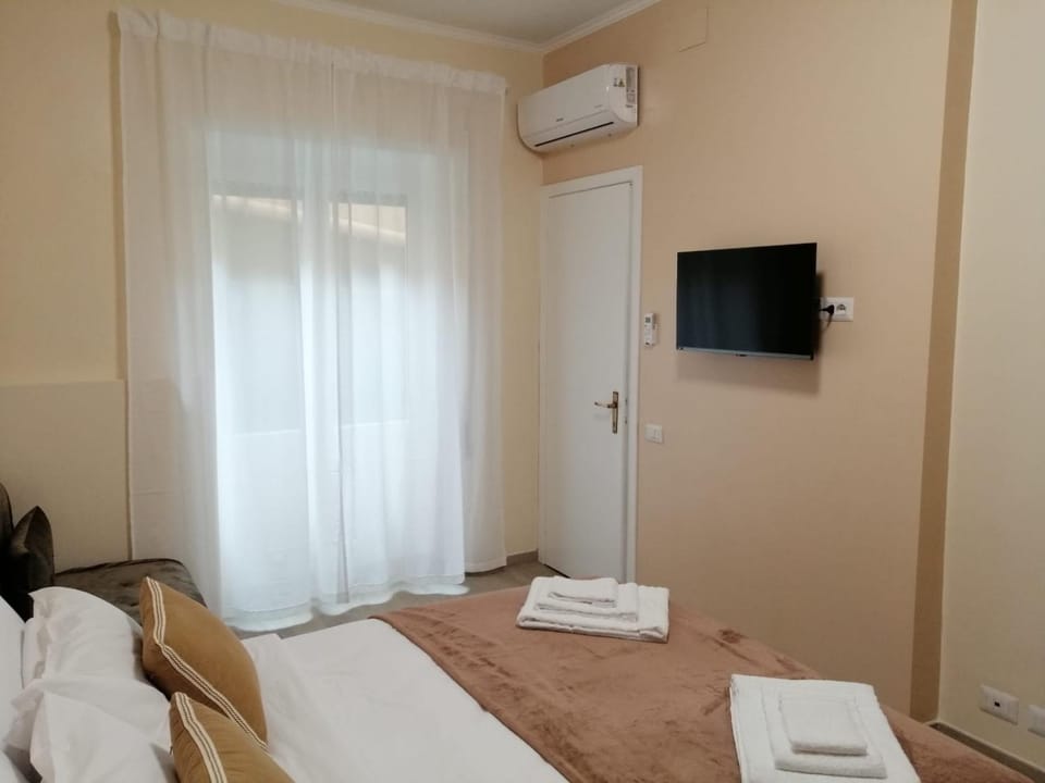Bed, TV and multimedia, Bedroom, towels, air conditioner