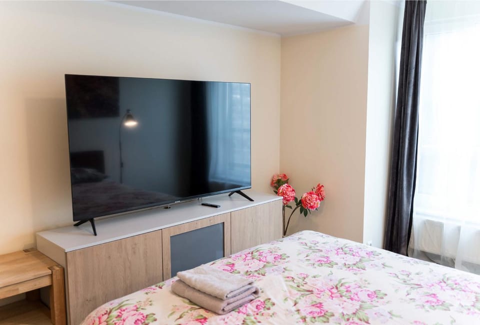 Bed, TV and multimedia, View (from property/room), Evening entertainment, Bedroom, City view, furniture, internet, towels