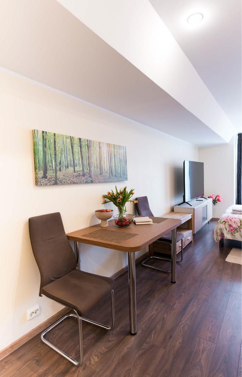 Bed, TV and multimedia, Living room, Seating area, Dining area, Bedroom, furniture