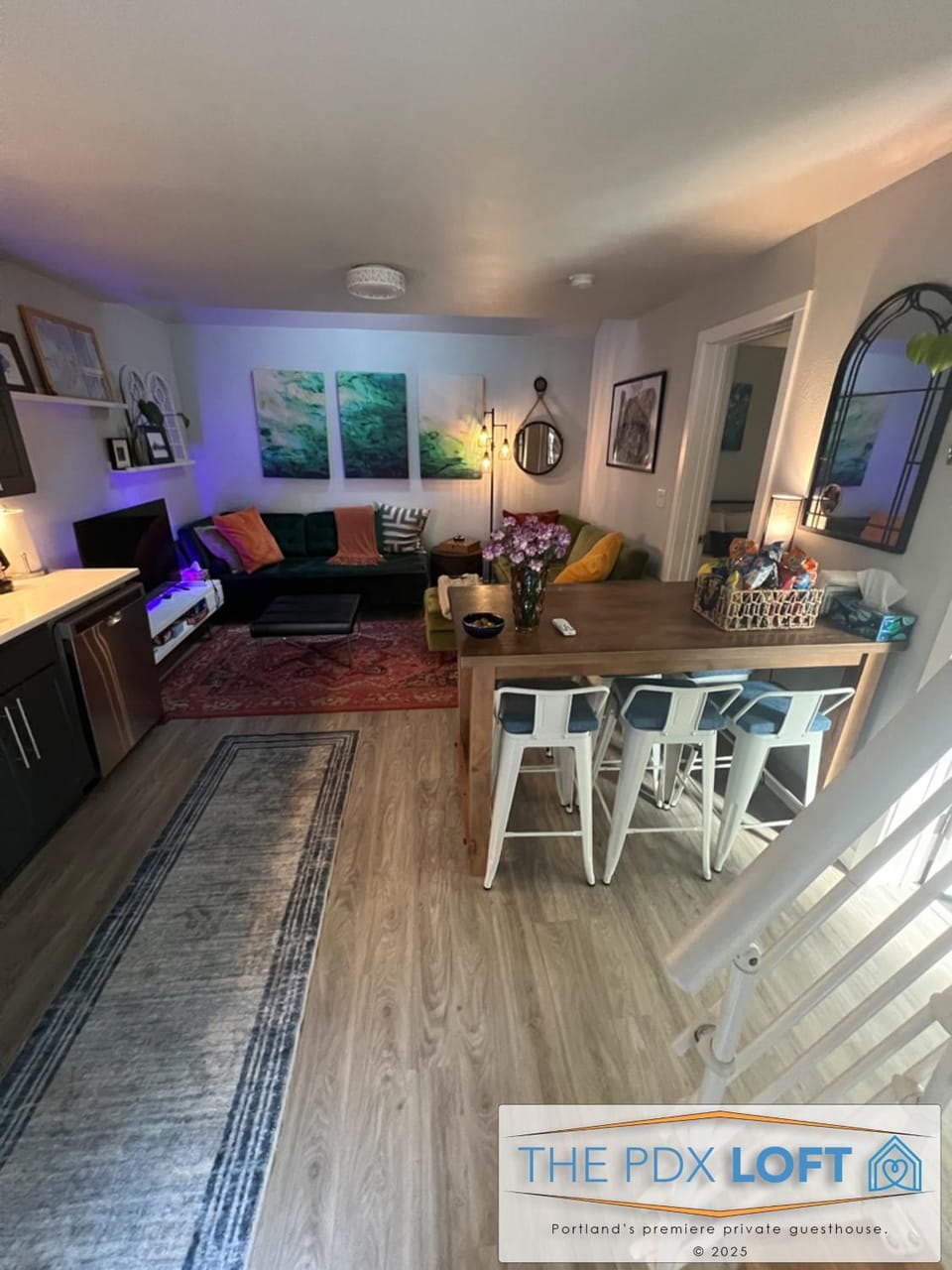TV and multimedia, Kitchen or kitchenette, Living room, Seating area, Dining area