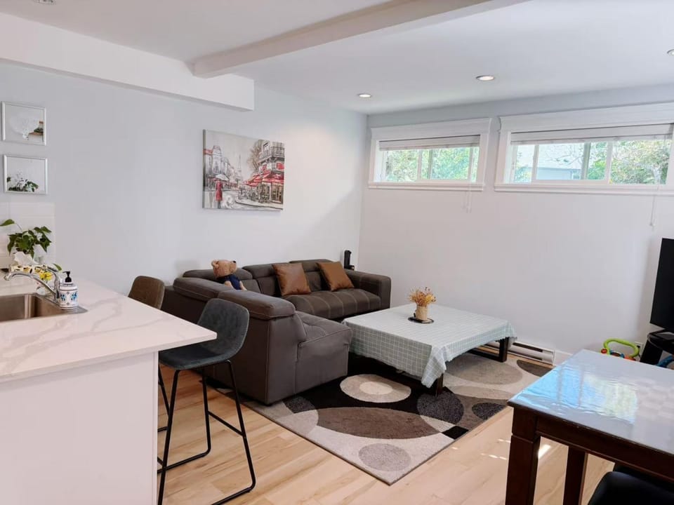 Ground level two bedrooms Suite near Lake and Golf Course Apartment in Langford