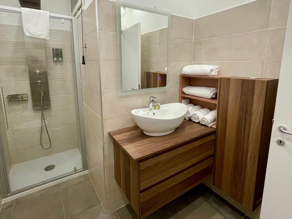 Shower, Bathroom, towels
