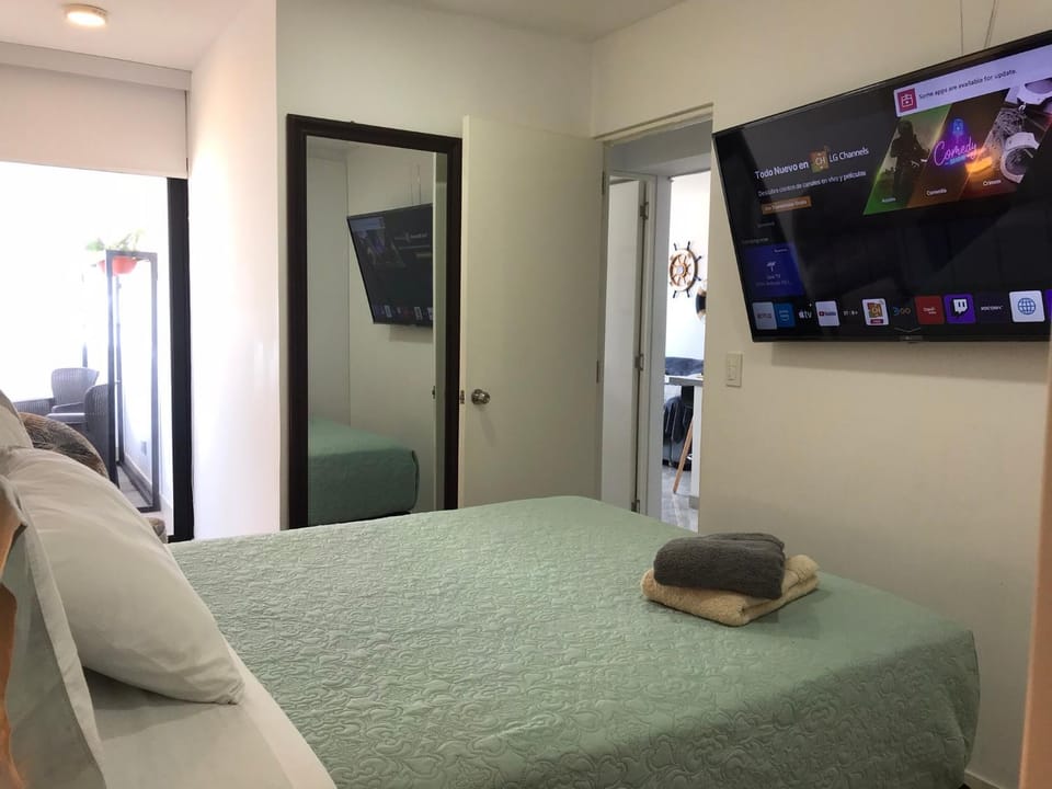 Bed, TV and multimedia, Photo of the whole room, Bedroom