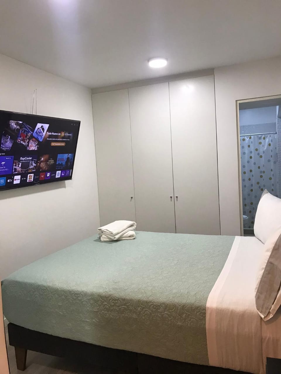 Bed, TV and multimedia, Photo of the whole room, Bedroom, towels