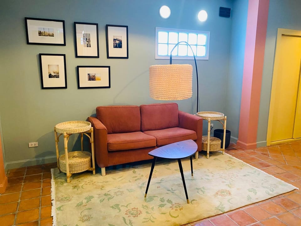 Seating area, Internal: Not applicable to any particular room