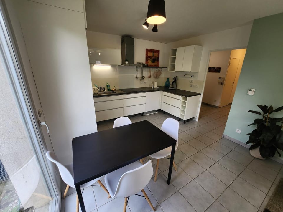 Kitchen or kitchenette, Dining area, dishwasher, minibar