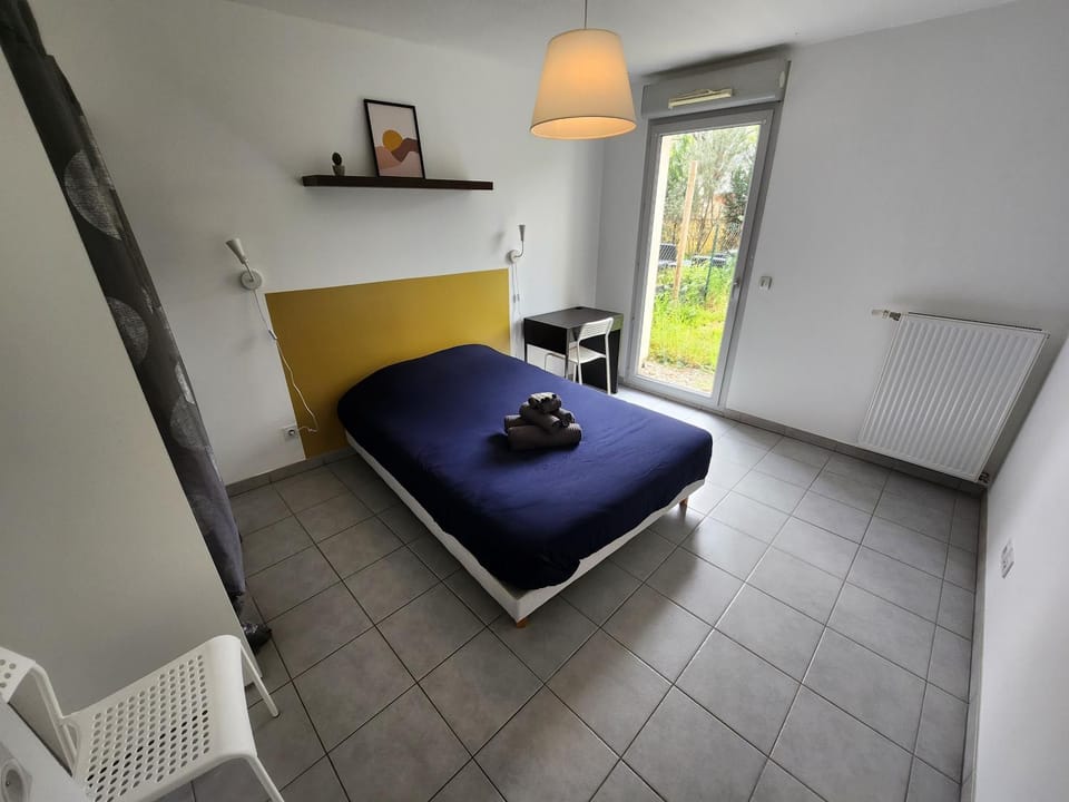 Bed, Bedroom, towels