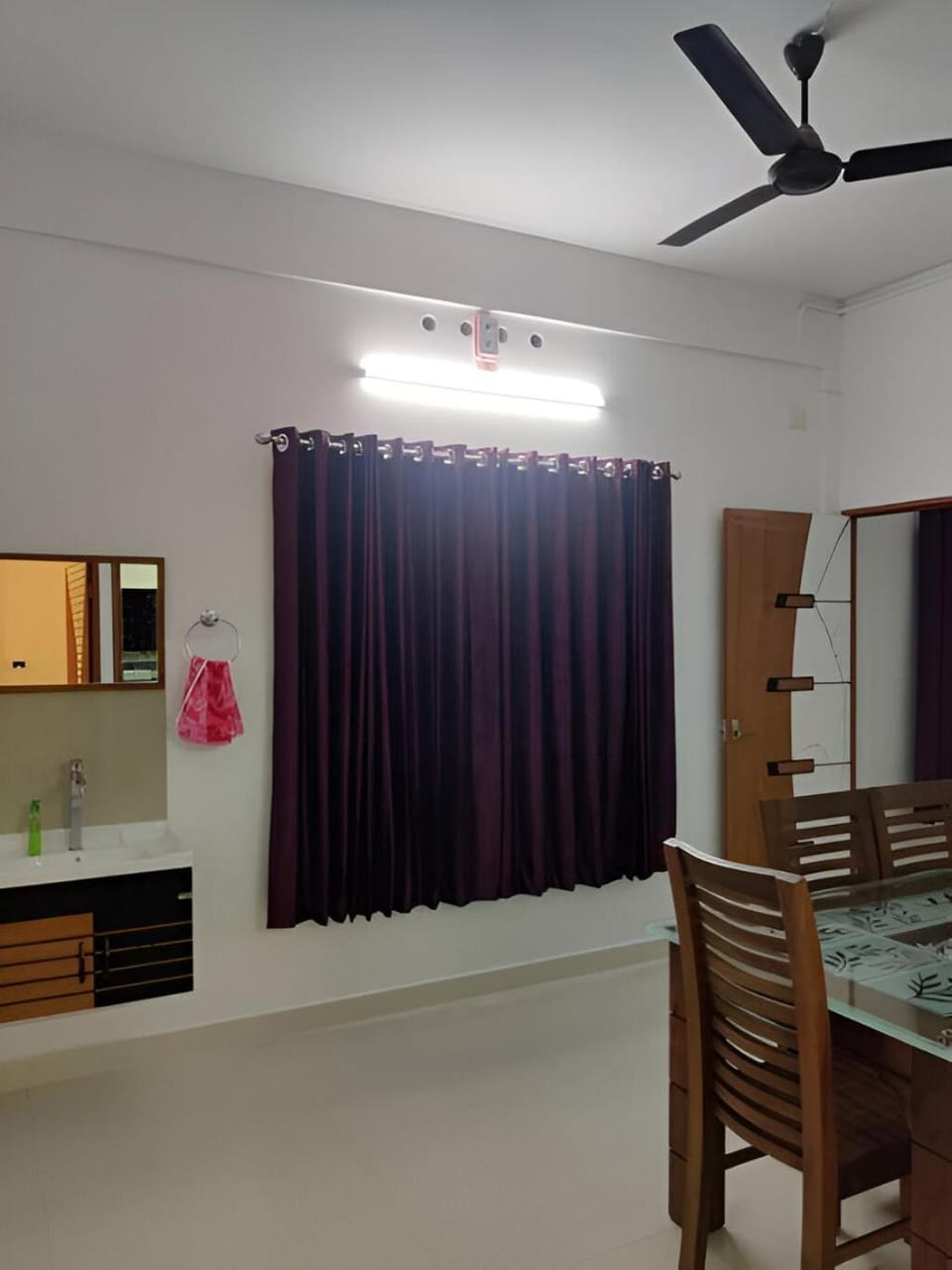 Dining area, fireplace