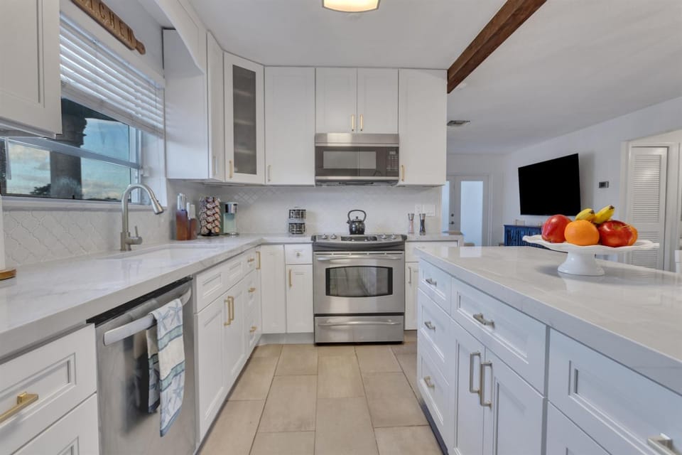 7-Person Luxury Spa, Fenced Tropical Backyard Paradise, Beach Vibe House in Hollywood