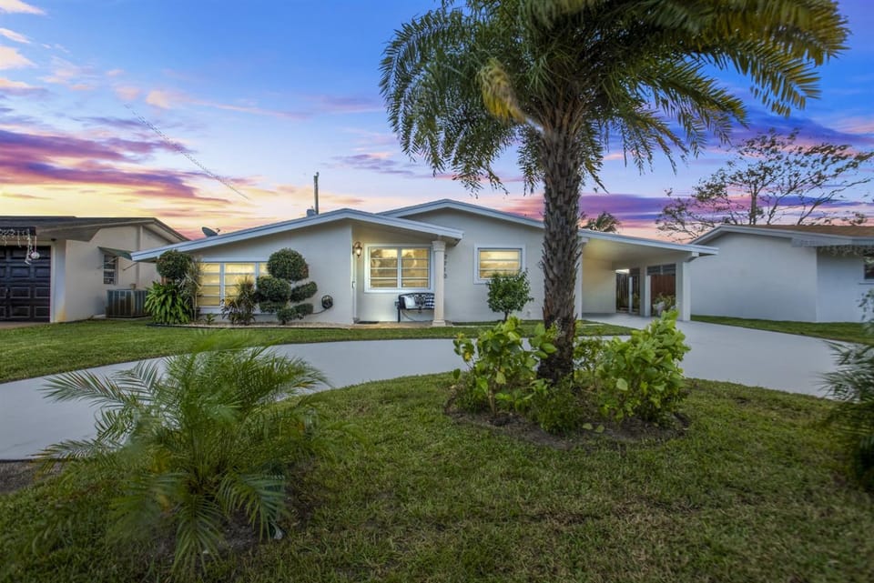 7-Person Luxury Spa, Fenced Tropical Backyard Paradise, Beach Vibe House in Hollywood