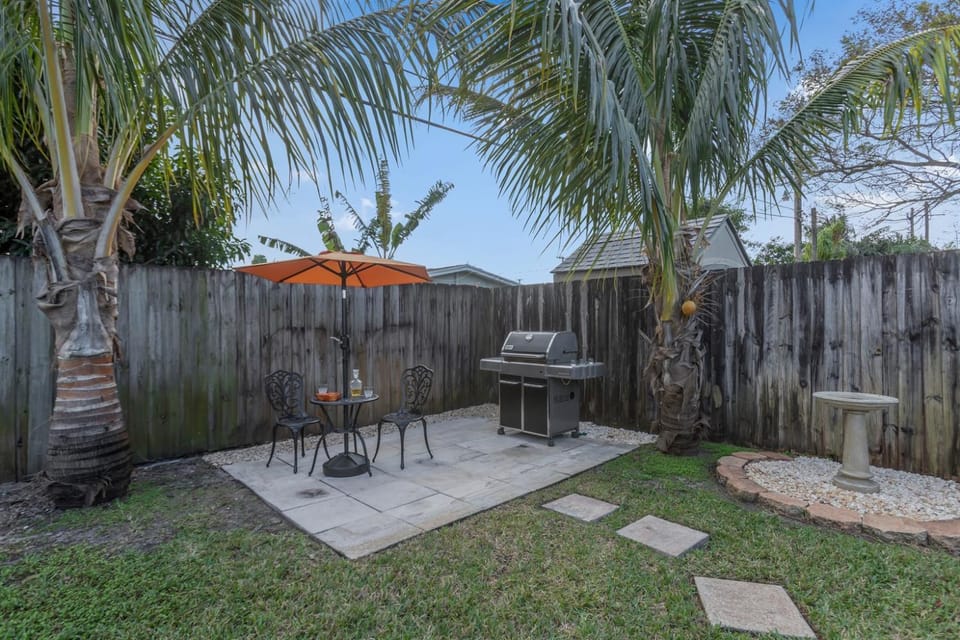 7-Person Luxury Spa, Fenced Tropical Backyard Paradise, Beach Vibe House in Hollywood