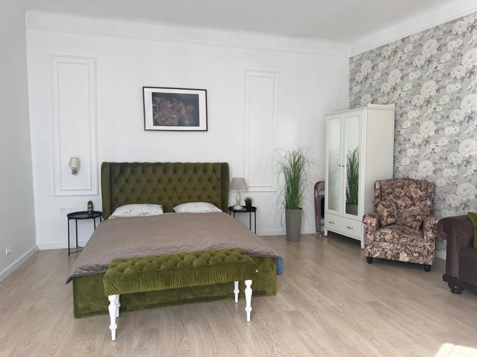 Bed, Living room, Photo of the whole room, Seating area, Bedroom, wardrobe