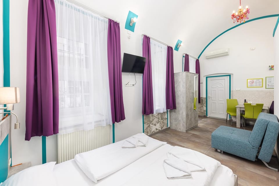 Bed, TV and multimedia, Photo of the whole room, Dining area, Bedroom, hair dresser
