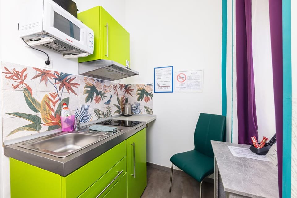 Kitchen or kitchenette, Seating area, Dining area, stove