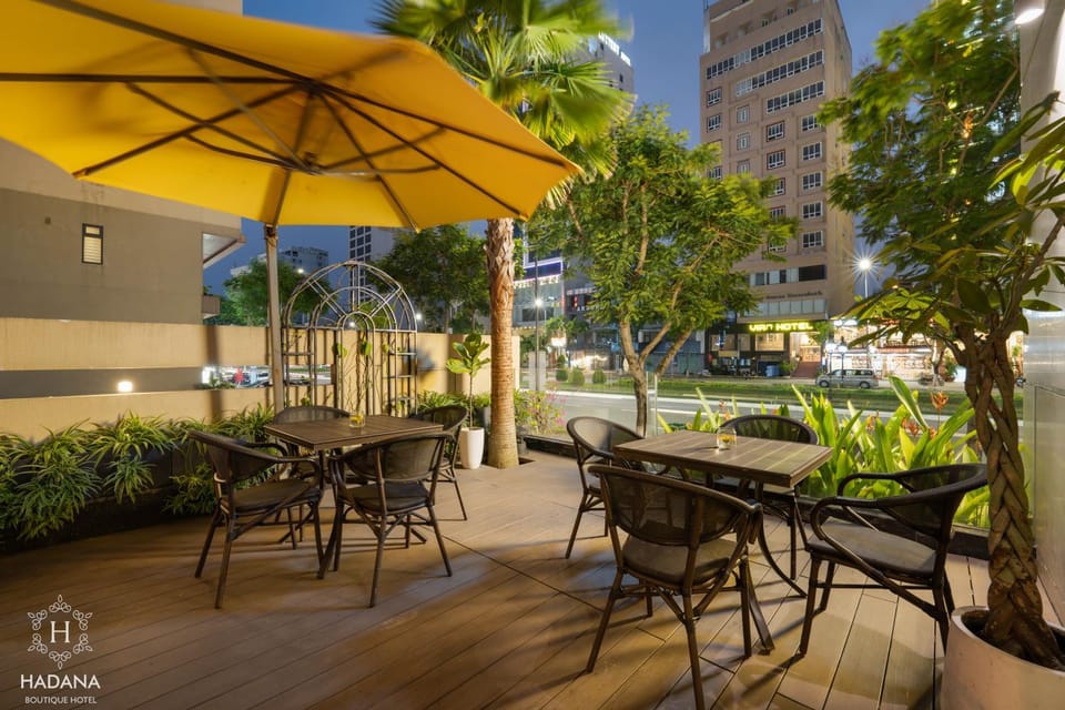 Patio, Restaurant/places to eat, Location