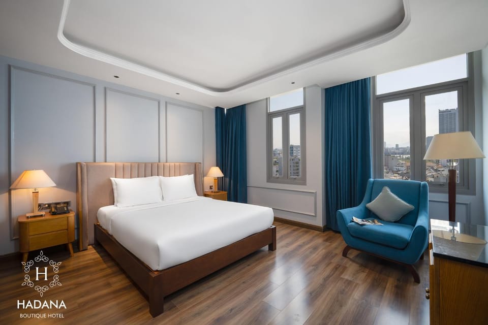 Bed, Photo of the whole room, Seating area, Bedroom, wardrobe