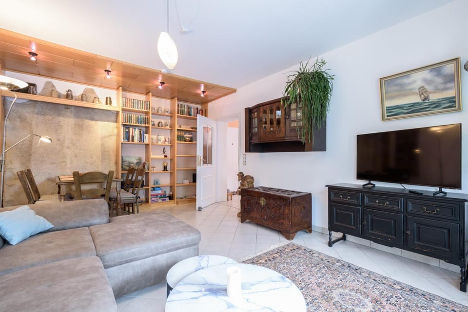 Communal lounge/ TV room, TV and multimedia, Living room, Seating area, Evening entertainment, Bedroom