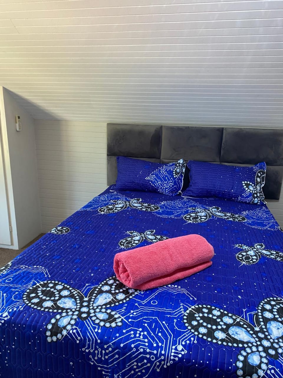 Bed, towels
