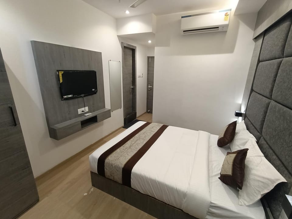 Bed, TV and multimedia, Photo of the whole room, wardrobe, air conditioner