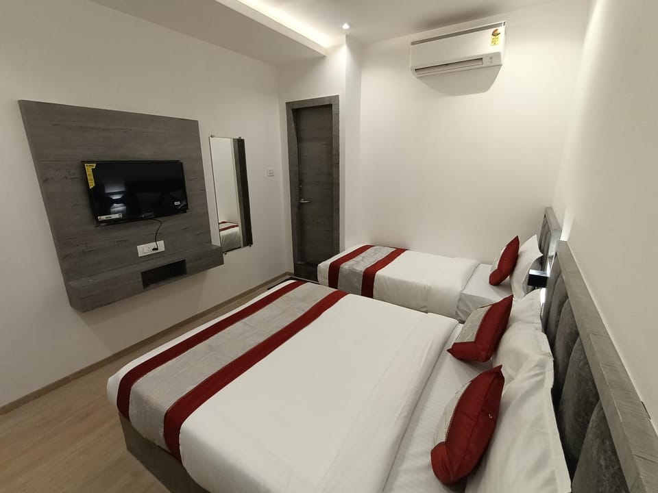 Bed, TV and multimedia, Photo of the whole room, air conditioner