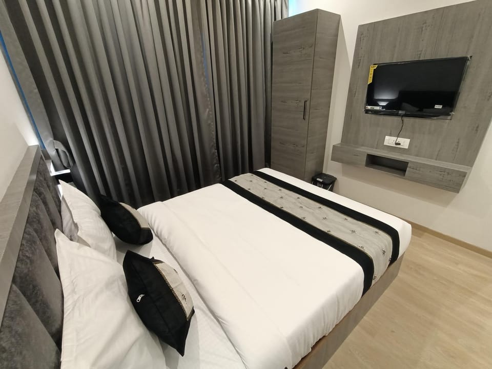 Bed, TV and multimedia, Photo of the whole room