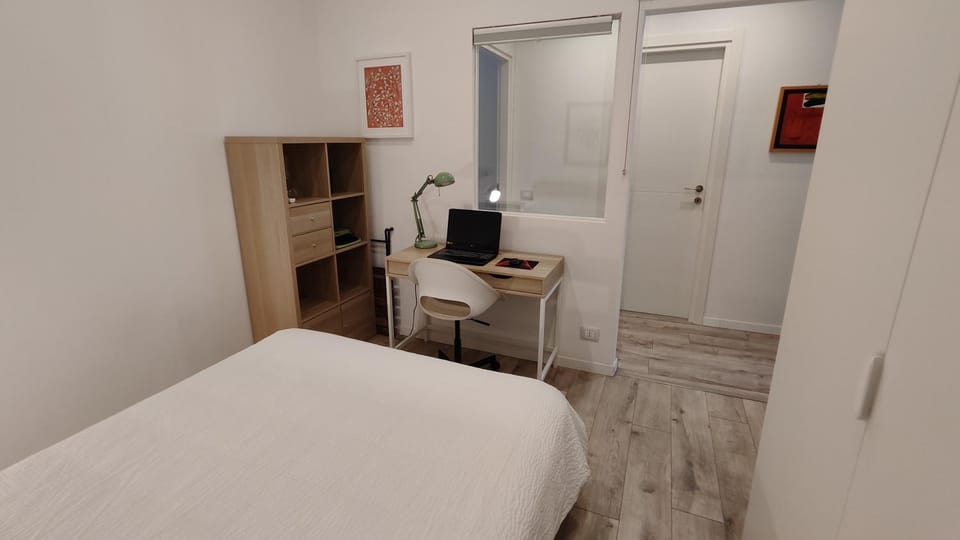 Bed, TV and multimedia, Photo of the whole room