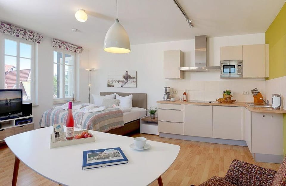Kitchen or kitchenette, Seating area, Dining area