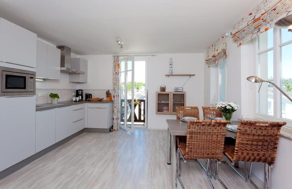Kitchen or kitchenette, Seating area