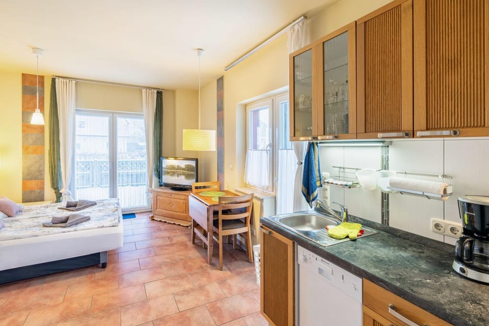 Bed, Kitchen or kitchenette, Dining area