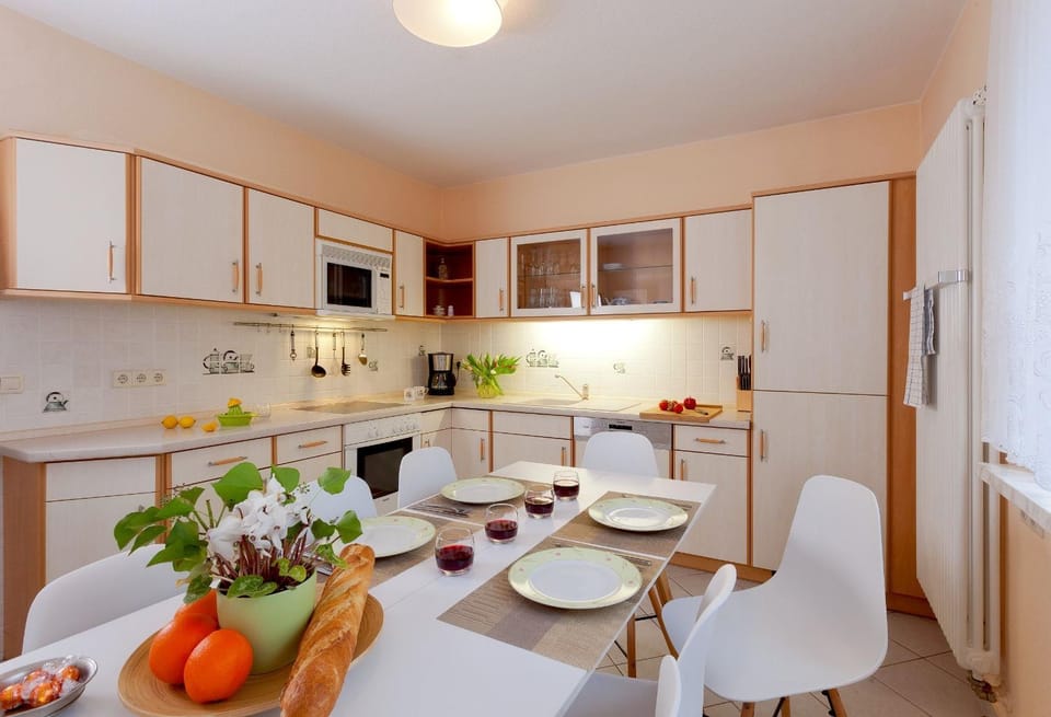 Kitchen or kitchenette, Seating area, Dining area